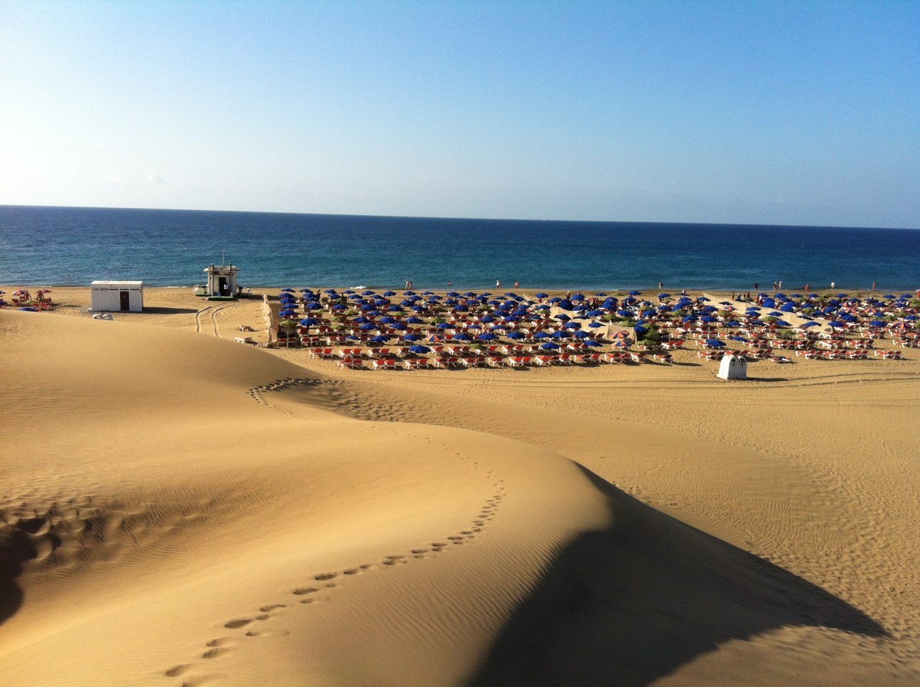 Strand auf Gran Canaria ist der Sandstrand von Maspalomas am Kiosk Nr.7. Zw...
